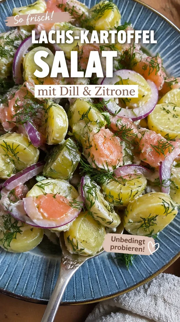 Kartoffelsalat mit Dill und Räucherlachs auf einem Teller garniert