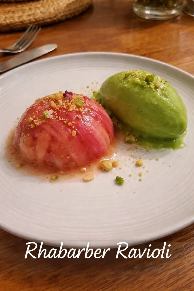 Hausgemachte Rhabarber Ravioli mit frischer Füllung und Soße