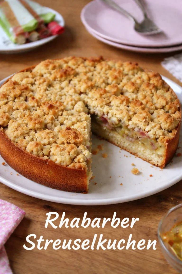 Leckerer Rhabarber Streuselkuchen mit knusprigen Streuseln und frischem Rhabarber