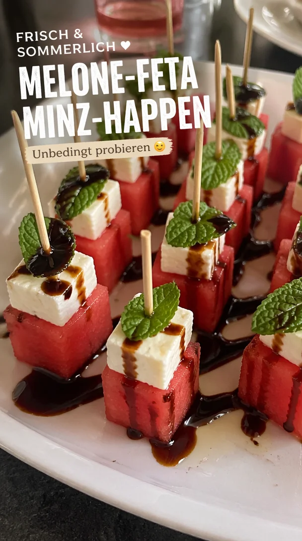 Erfrischende Wassermelone-Minz-Feta-Bissen auf einem Teller.