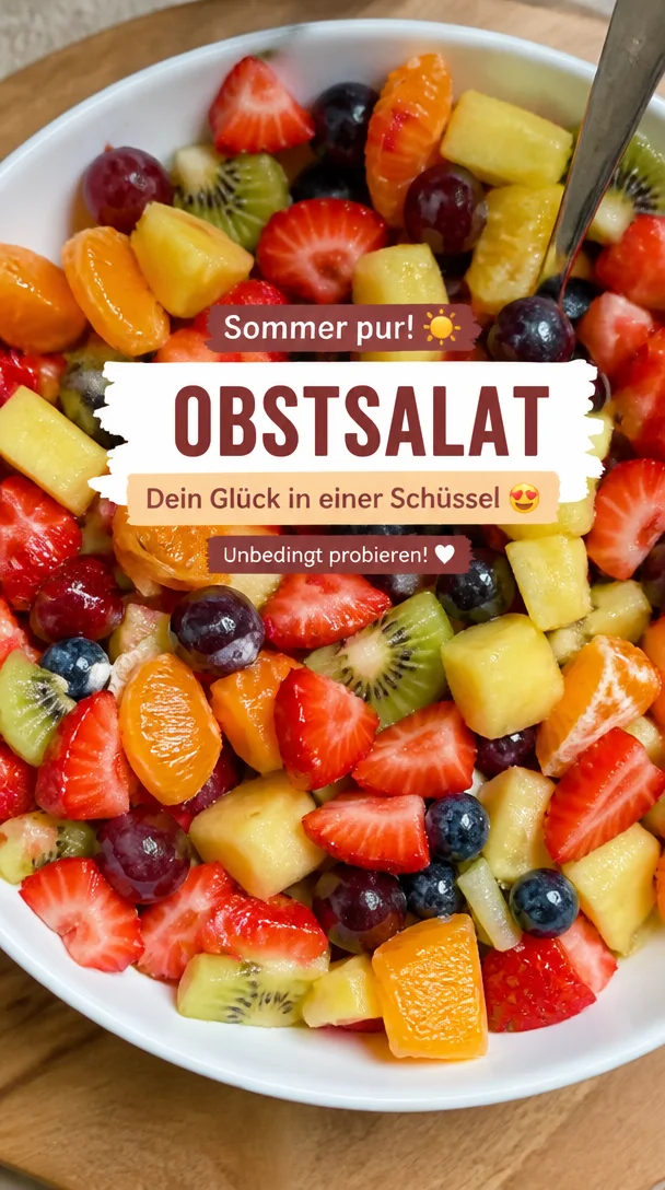 Leckerer Obstsalat aus frischen Früchten im Sommer