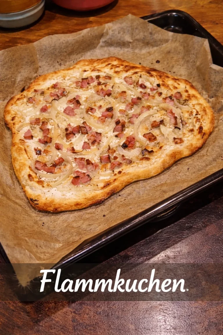 Traditioneller Flammkuchen mit Crème fraîche, Zwiebeln und Speck.