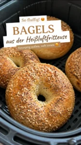 Fluffige, knusprige Bagels aus der Heißluftfritteuse auf einem rustikalen Tisch