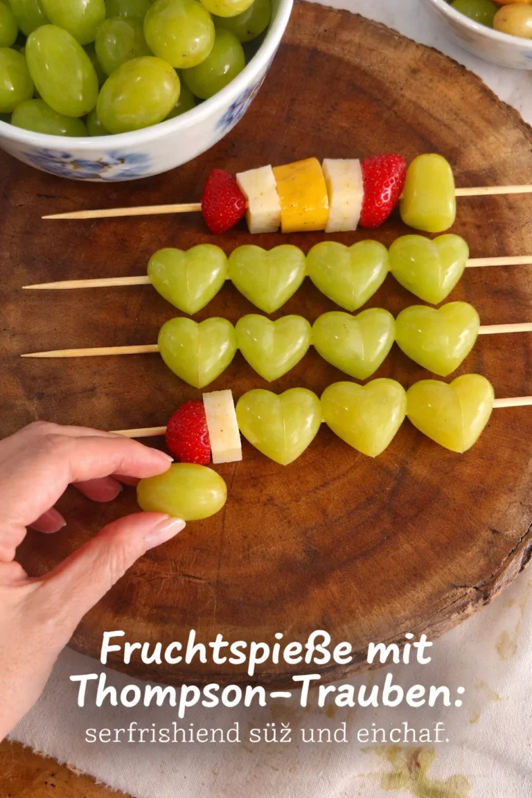 Erfrischende Fruchtspieße mit saftigen Thompson-Trauben auf einem Tisch.
