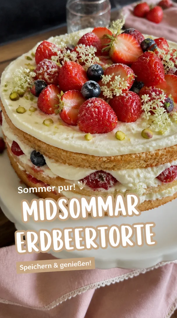 Midsommar Torte: Schwedische Erdbeertorte mit frischen Erdbeeren und Sahne.