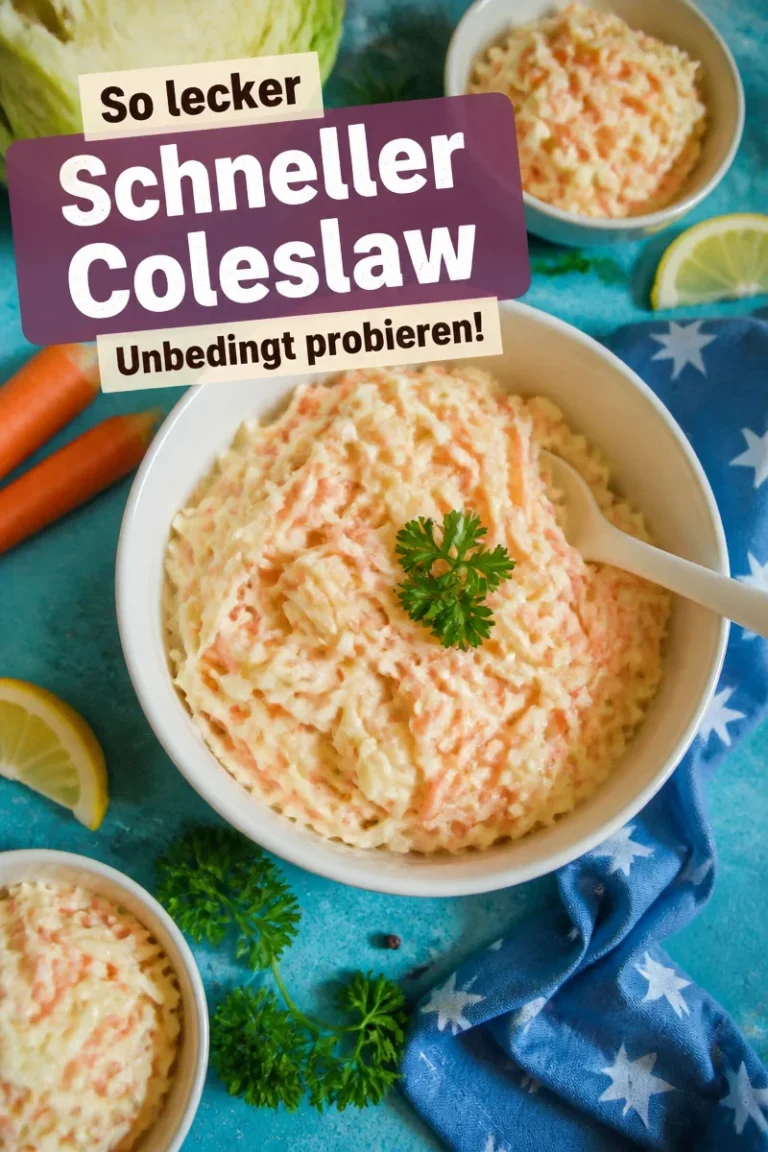 Frischer Coleslaw aus Weißkohl, Karotten und einer cremigen Dressing-Mischung.