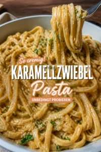 Cremige vegane Pasta mit karamellisierten Zwiebeln auf einem Teller