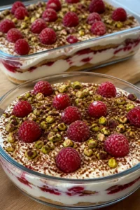 Himbeer-Pistazien-Tiramisu, ein köstliches Dessert mit Himbeeren und Pistazien