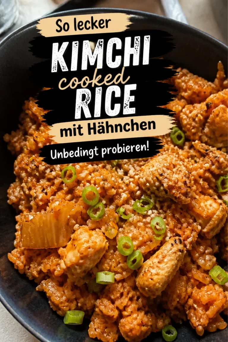 Kimchi Fried Rice mit Hühnchen auf einem Teller serviert
