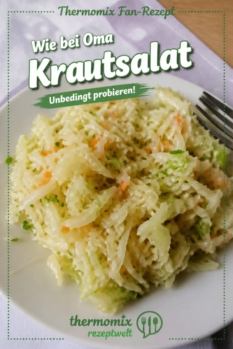 Frischer Krautsalat in einer Schüssel, serviert mit Dressing und Kräutern