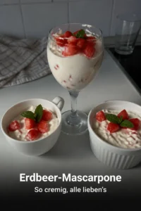 Delikate Mascarpone-Creme mit frischen Erdbeeren serviert