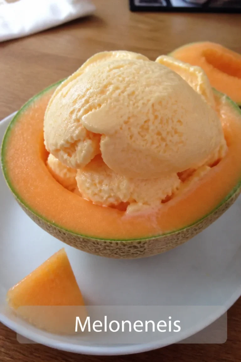 Becher mit Meloneneis, frisch und lecker, ideal für heiße Sommertage.