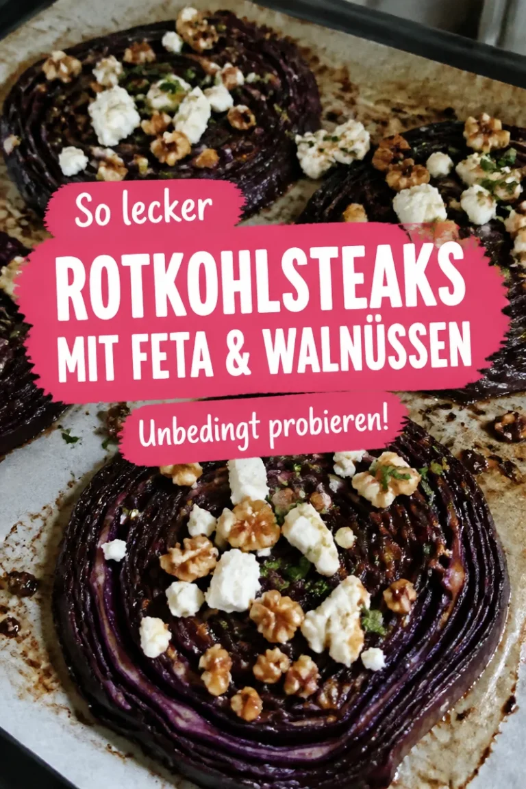 Rotkohlsteaks mit Feta und Walnüssen auf einem Teller angerichtet