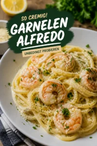 Spaghetti Alfredo mit Garnelen in einer cremigen Soße serviert