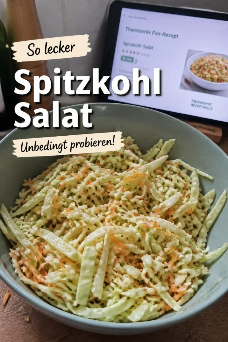Frischer Spitzkohl-Salat mit buntem Gemüse und Dressing