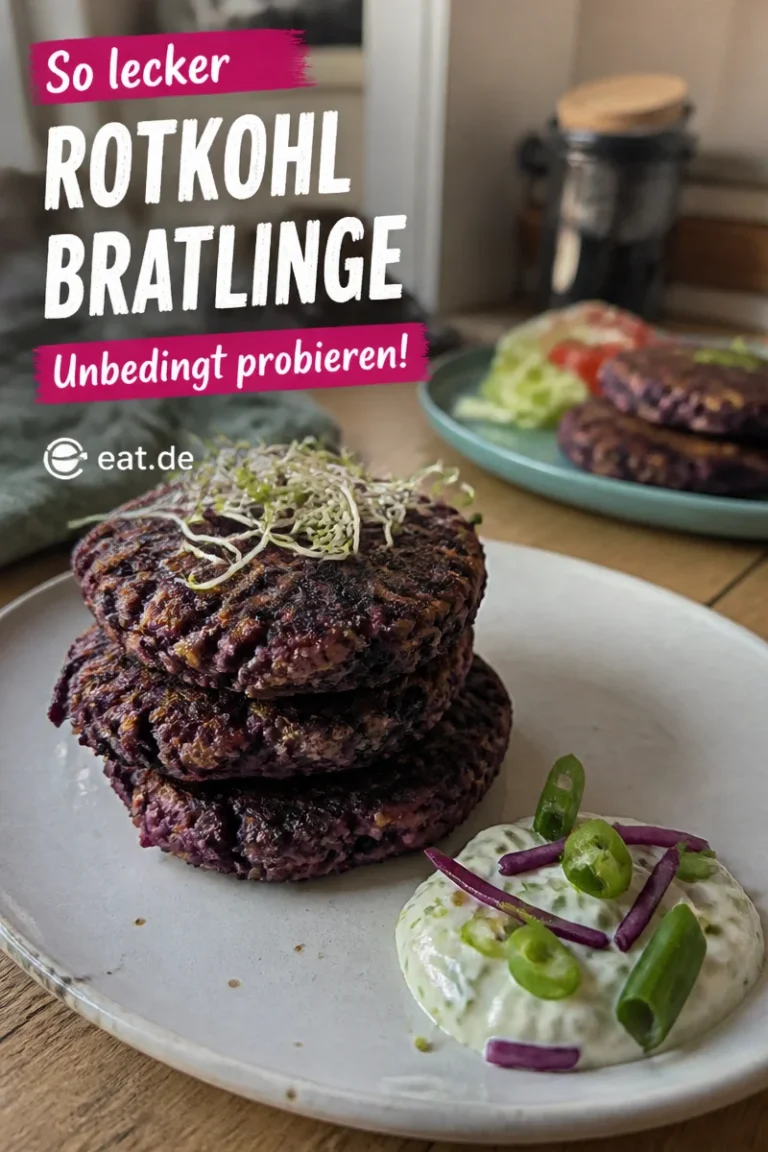 Veggie Rotkohlbratlinge auf einem Teller serviert