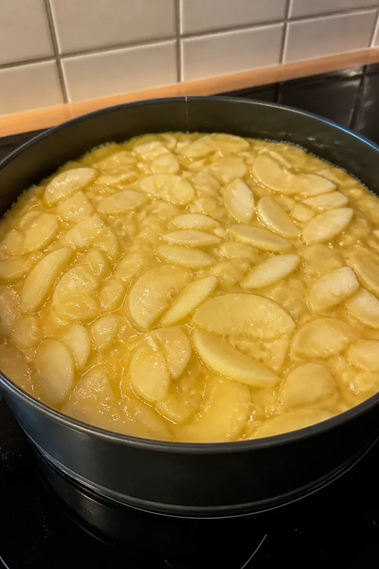 Delizioser Apfelkuchen speziell zubereitet mit frischen Äpfeln und Gewürzen.