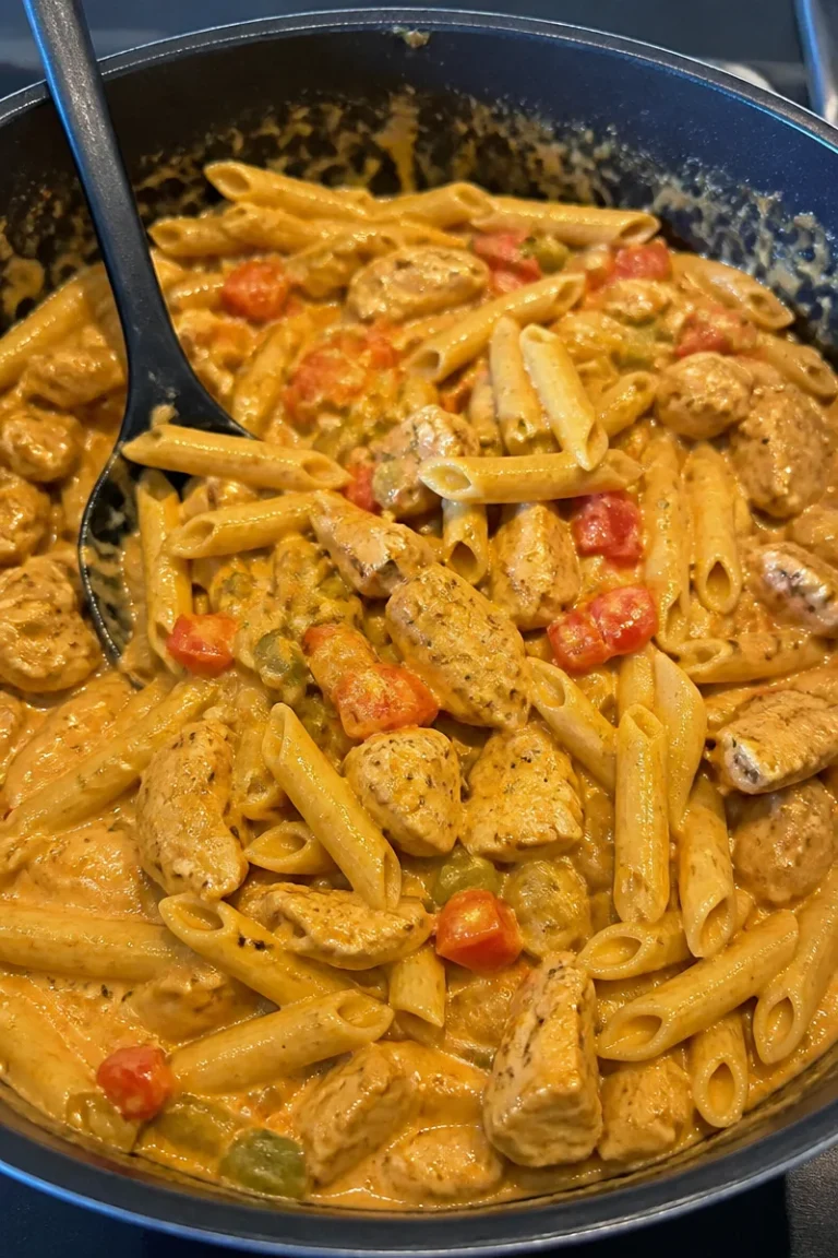 Cremige One-Pot Pasta mit Cajun-Hähnchen in einer Pfanne zubereitet.
