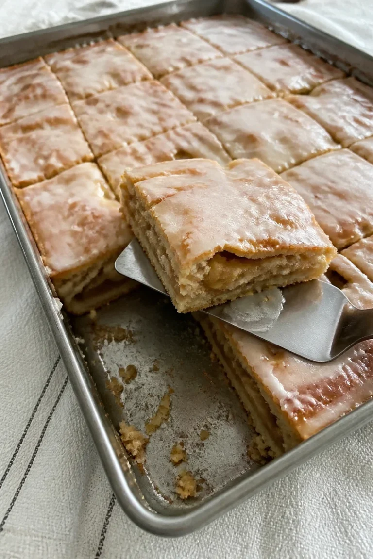 Gedeckter Apfelkuchen mit Äpfeln und zarter Teigkruste