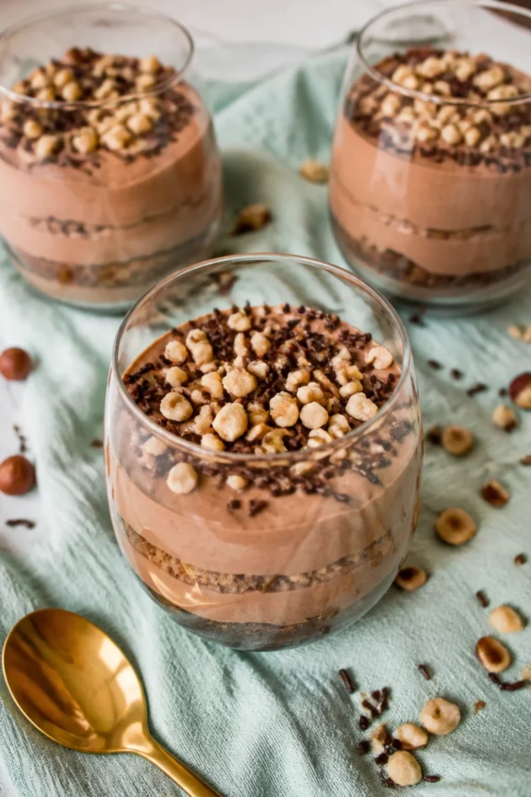 Ein köstliches Nuss-Nougat Dessert, zart und verführerisch dekoriert.