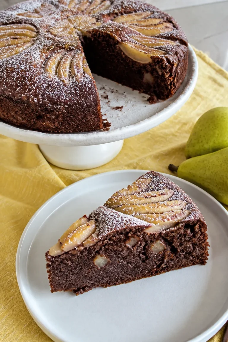 Saftiger Schoko-Birnenkuchen auf einem Teller, fertig zum Servieren.