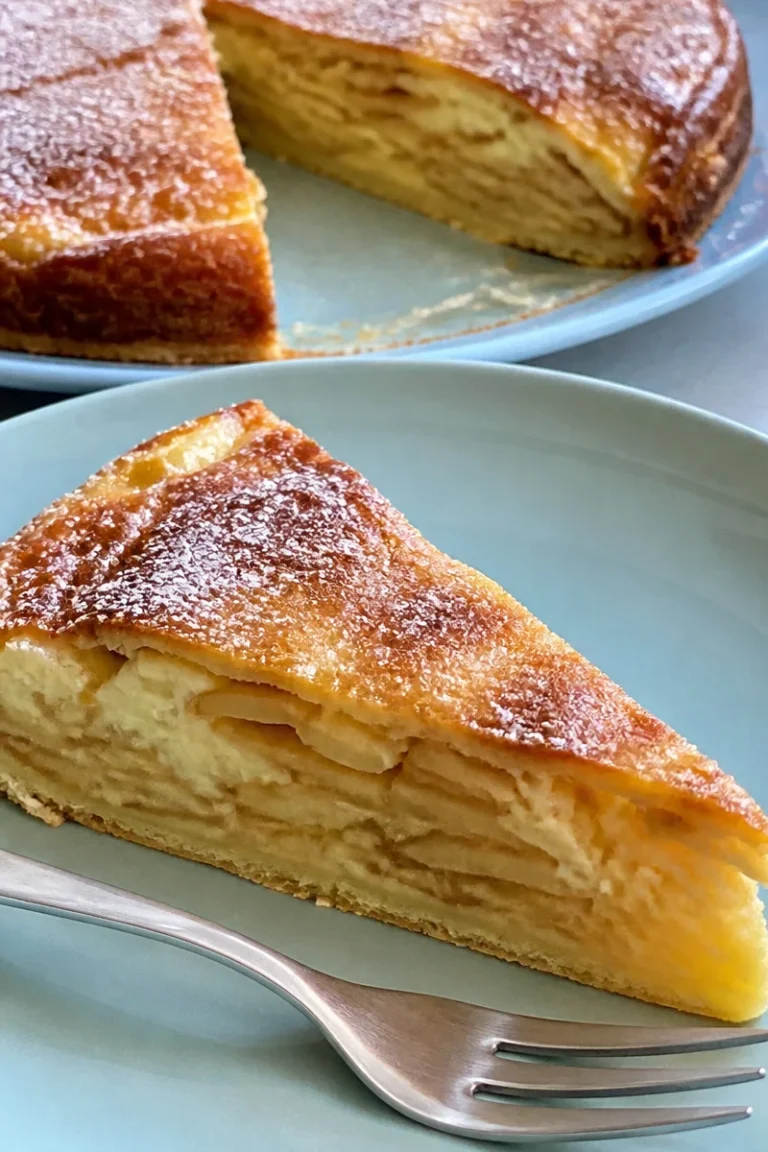 Köstlicher Wiener Apfelkuchen mit Äpfeln und Zimt auf einem Teller