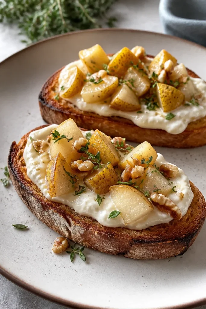 Gorgonzola-Birnen-Bruschetta auf einem Teller, serviert als Vorspeise.