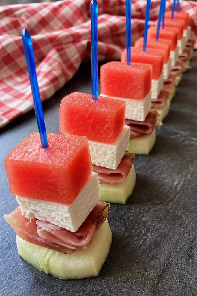 Feta-Melonen Spieße auf einem Grill präsentiert, ideal für Partys.