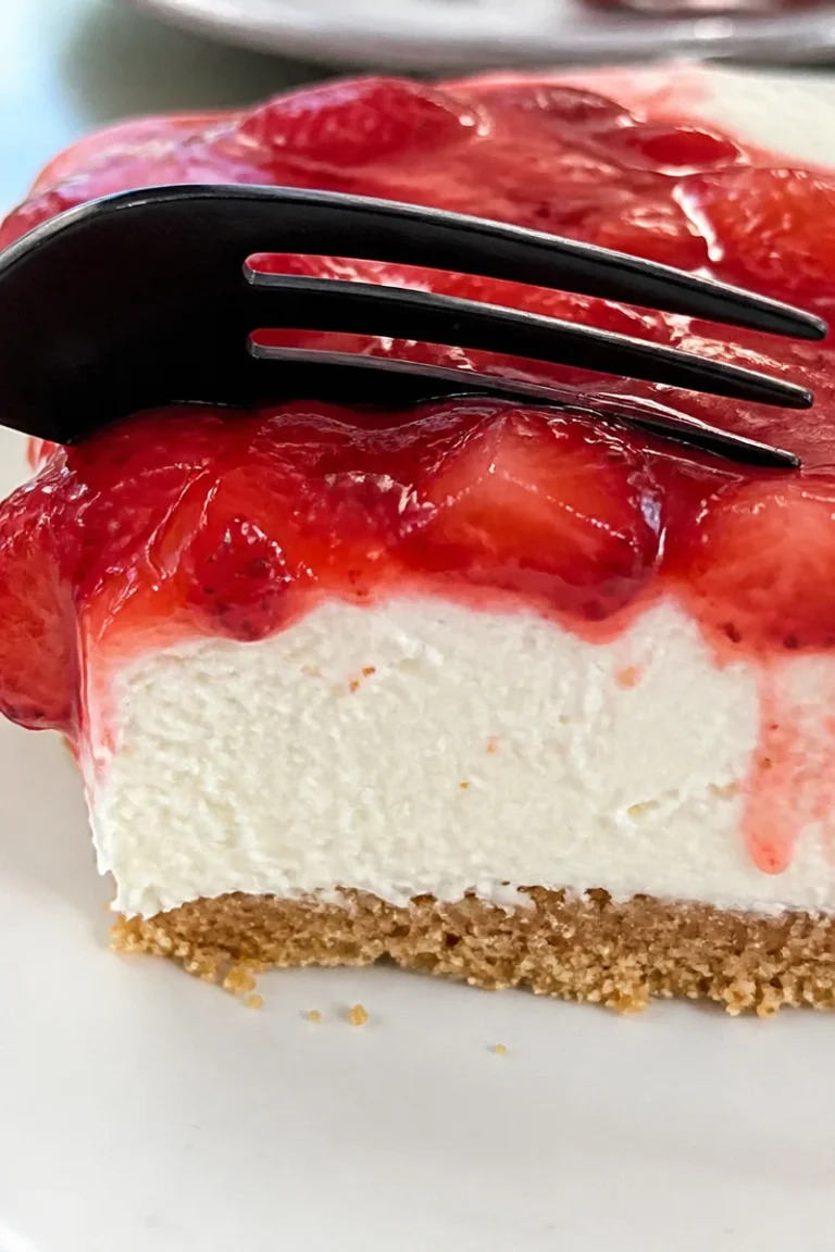 No Bake Strawberry Cheesecake mit frischen Erdbeeren und einer graham cracker Kruste