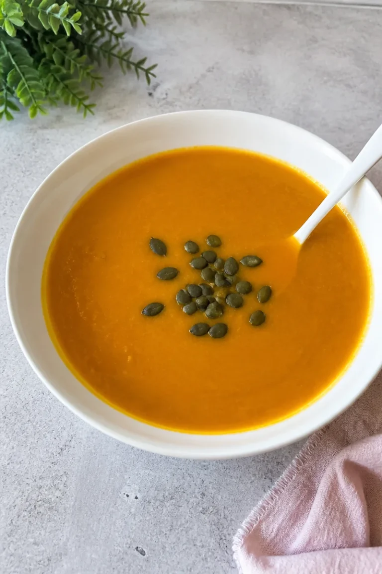 Kürbissuppe mit Kartoffeln und Möhren in einer Schüssel