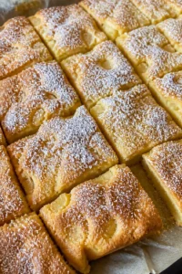Schneller und saftiger Apfelkuchen mit frischen Äpfeln und leckerem Teig