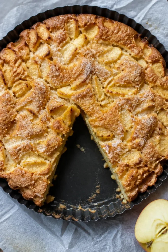 Saftiger Toskanischer Apfelkuchen mit frischen Äpfeln, serviert auf einem Teller