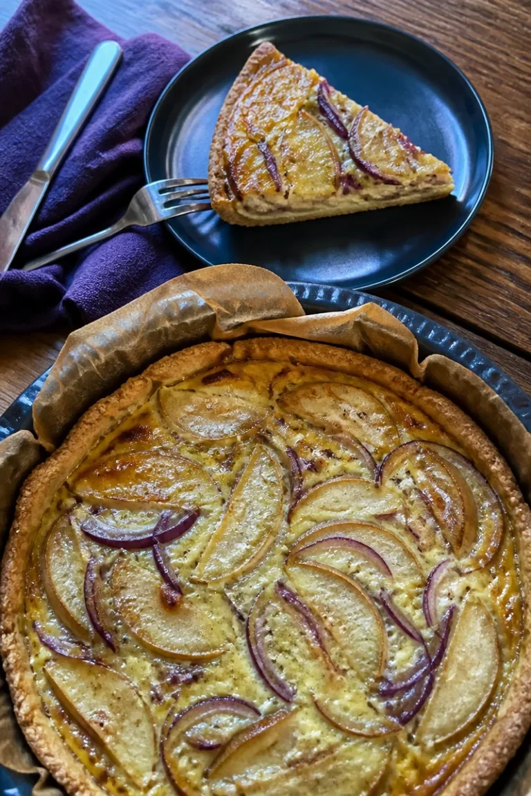 Zwiebel-Birnen-Quiche mit frischen Zutaten und goldbraunem Teig